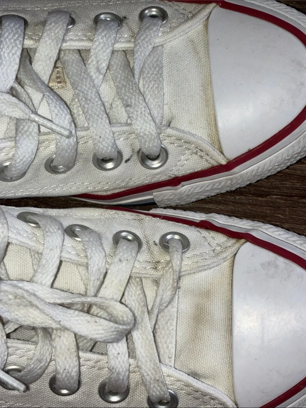 Pre Owned Women’s 7.5 M5.5 Converse White Low-Top Canvas Sneakers with Red Trim